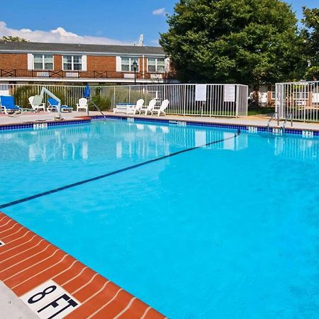 Clarion Inn Falls Church-Arlington Екстериор снимка