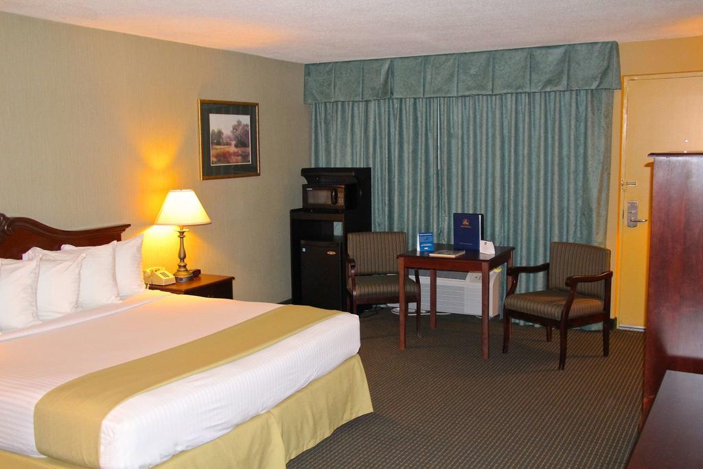 Clarion Inn Falls Church-Arlington Екстериор снимка