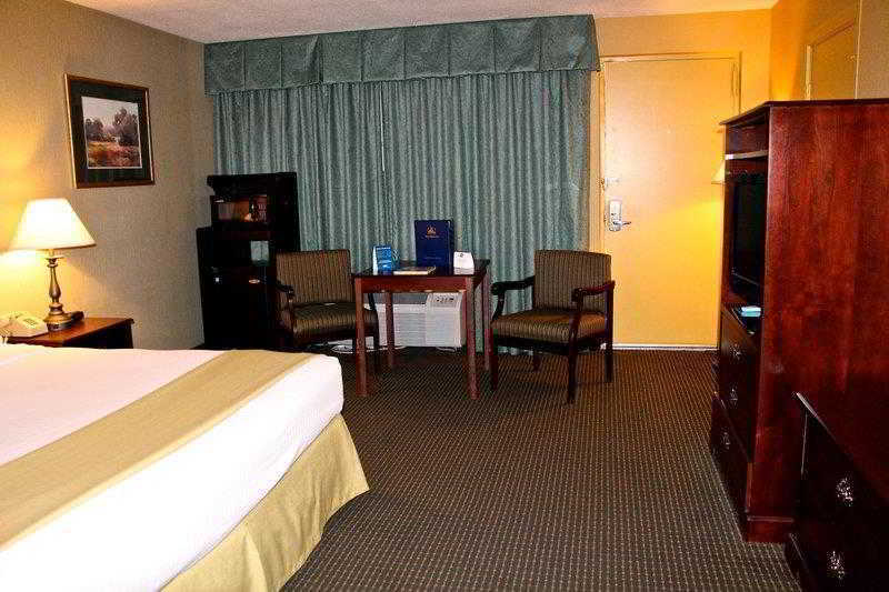 Clarion Inn Falls Church-Arlington Екстериор снимка
